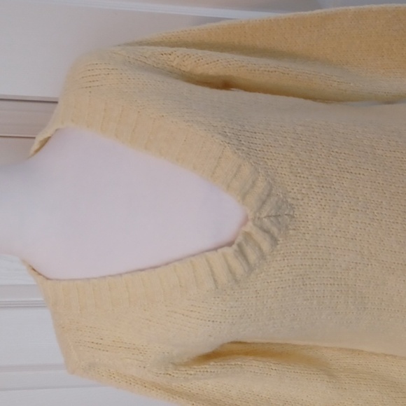 🍭🌺V-Neck Yellow Sweater - Picture 5 of 9